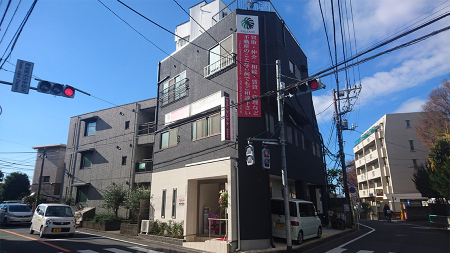 クレアナの店舗は、赤い看板が目印です